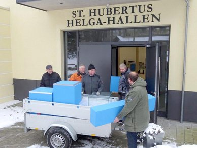 Karl-Heinz Biermann, Willi Böhler und Karl-Heinz Schwarze (v. l.) helfen mit vollem Einsatz den Mitarbeitern der Vereinigten Museen im Wasserschloss St. Hubertus-Heerse