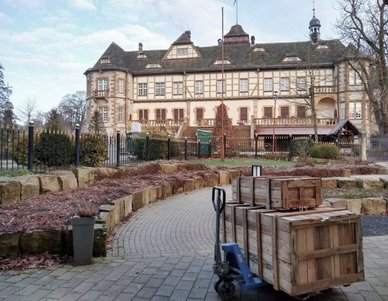Zwei der vier großen und schweren Kisten haben die Vereinigten Museen im Wasserschloss St. Hubertus-Heerse erreicht.