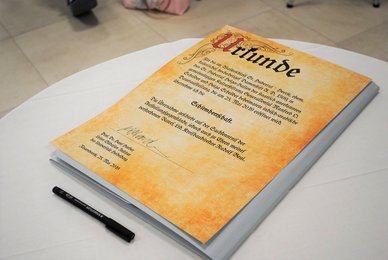 Die unterzeichnete Urkunde des Schirmherren wird einen Ehrenplatz in der Ausstellung finden