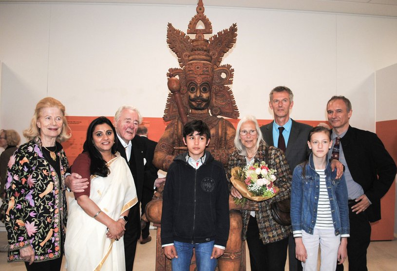 Das Stifterpaar Schröder mit den Ehrengästen Malathi Rao Vadapalli sowie Familie Beul vor Bhima