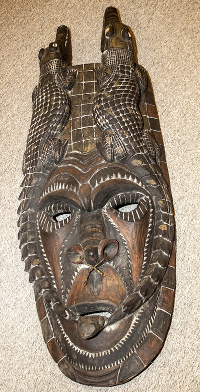 Geschnitzte, mit Krokodilmotiven verzierte Maske eines Geheimbundes