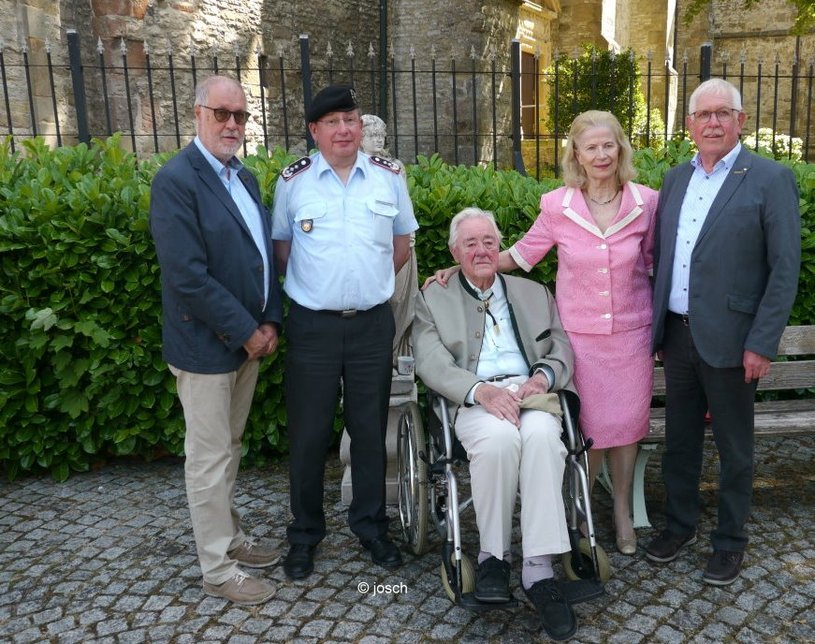 Das Bild zeigt (v.l.n.r.): Heiko Bulk, Oberst Bernd Ehlebracht, Ehepaar Generalkonsul Manfred O. und Helga Schröder, Karl-Heinz Schwarze während des Festaktes